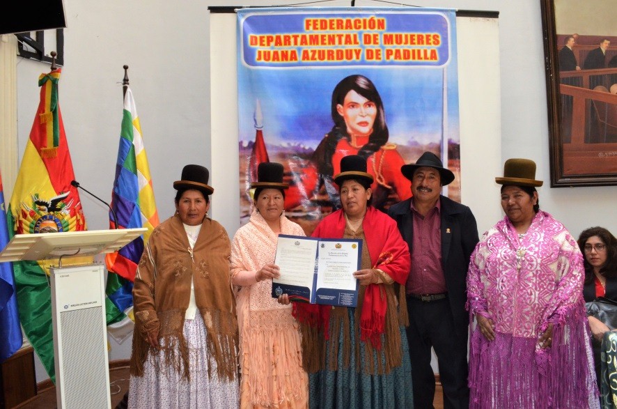 Brigada Parlamentaria de La Paz entrega reconocimiento a Organización de Mujeres “Juana Azurduy de Padilla”