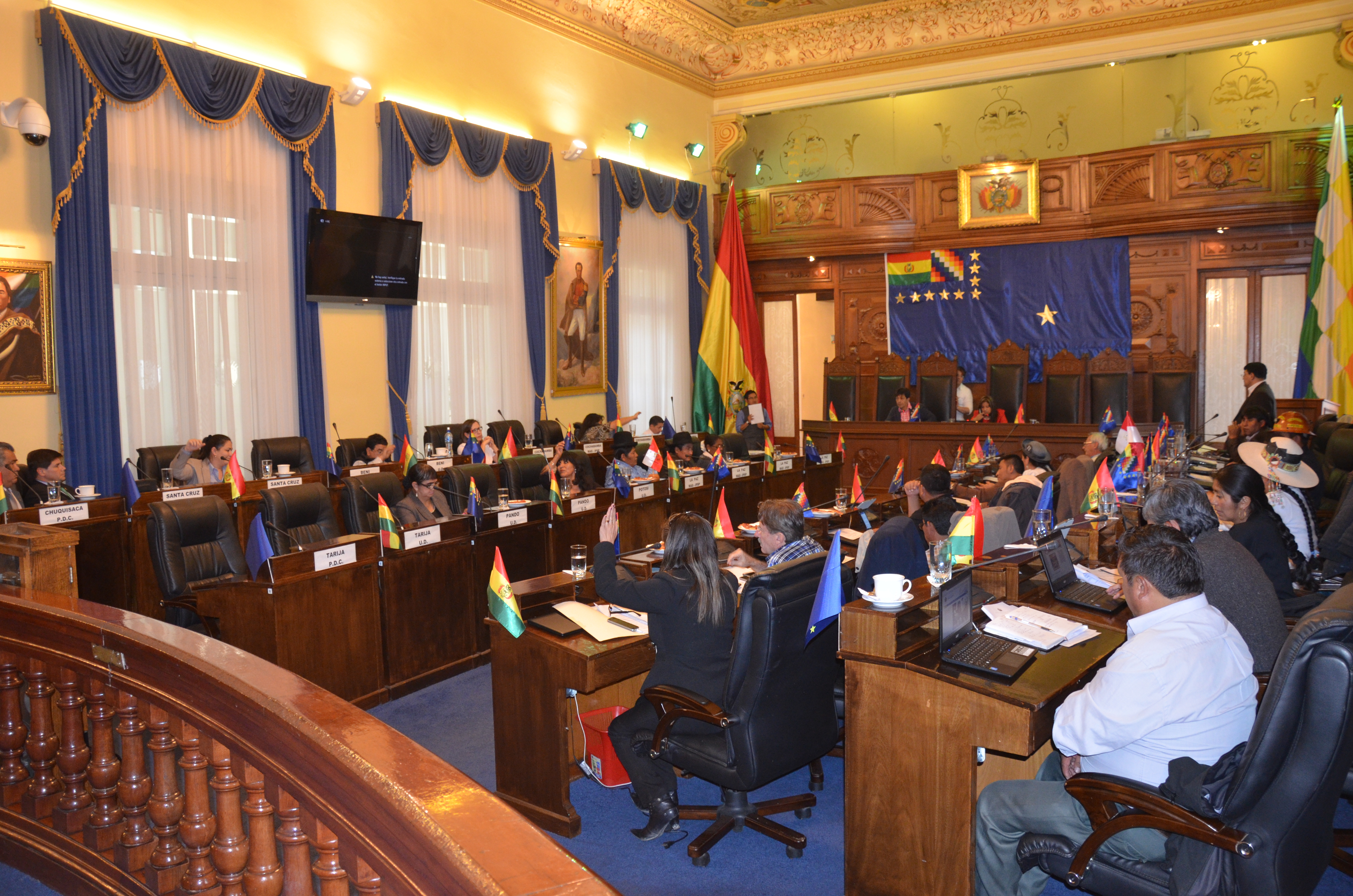 Senado sanciona Contrato Administrativo Minero entre el AJAM y ECEBOL