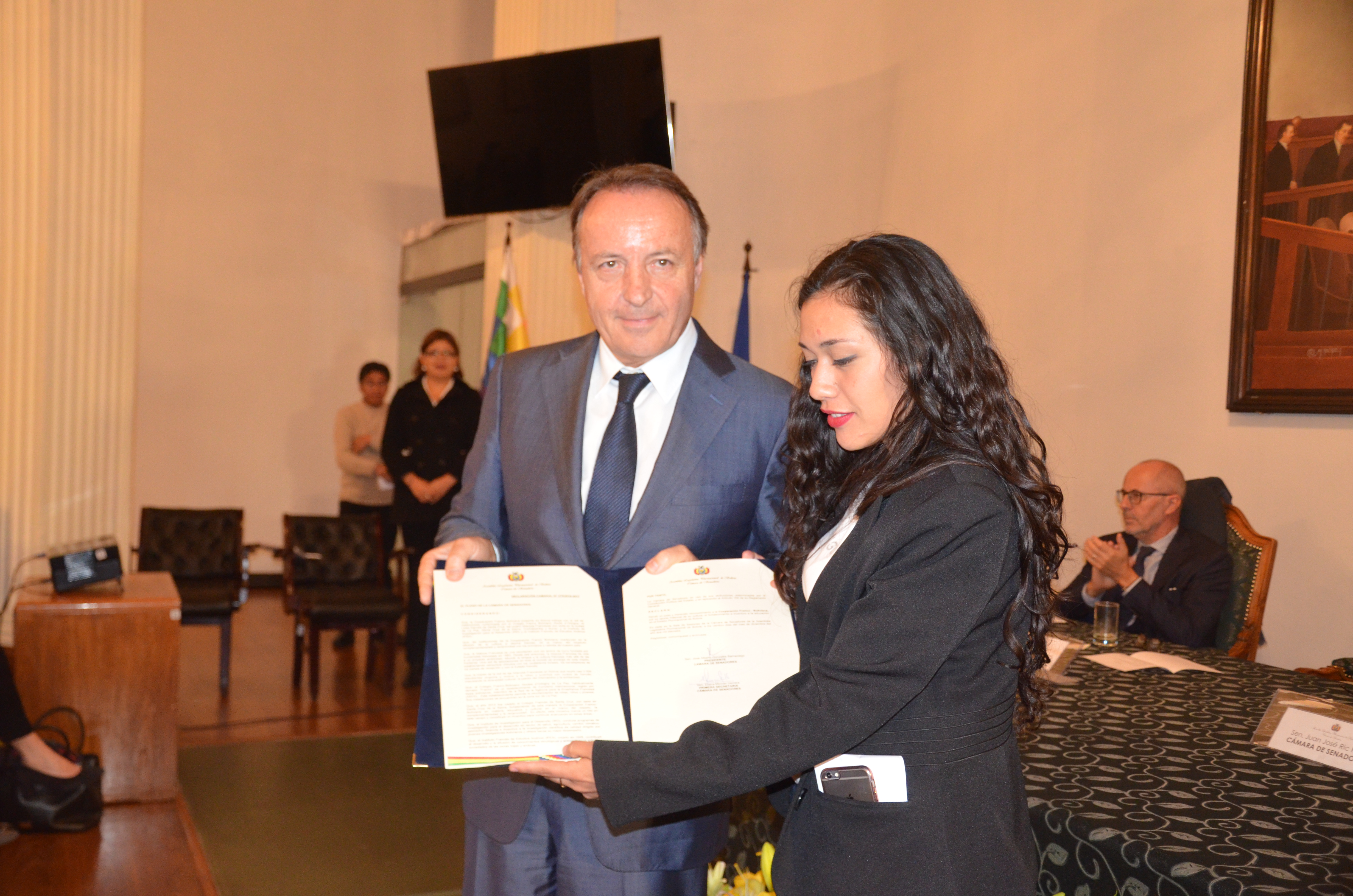 Senado entrega reconocimiento a la “Cooperación Franco – Boliviana” por su aporte y cooperación a la educación