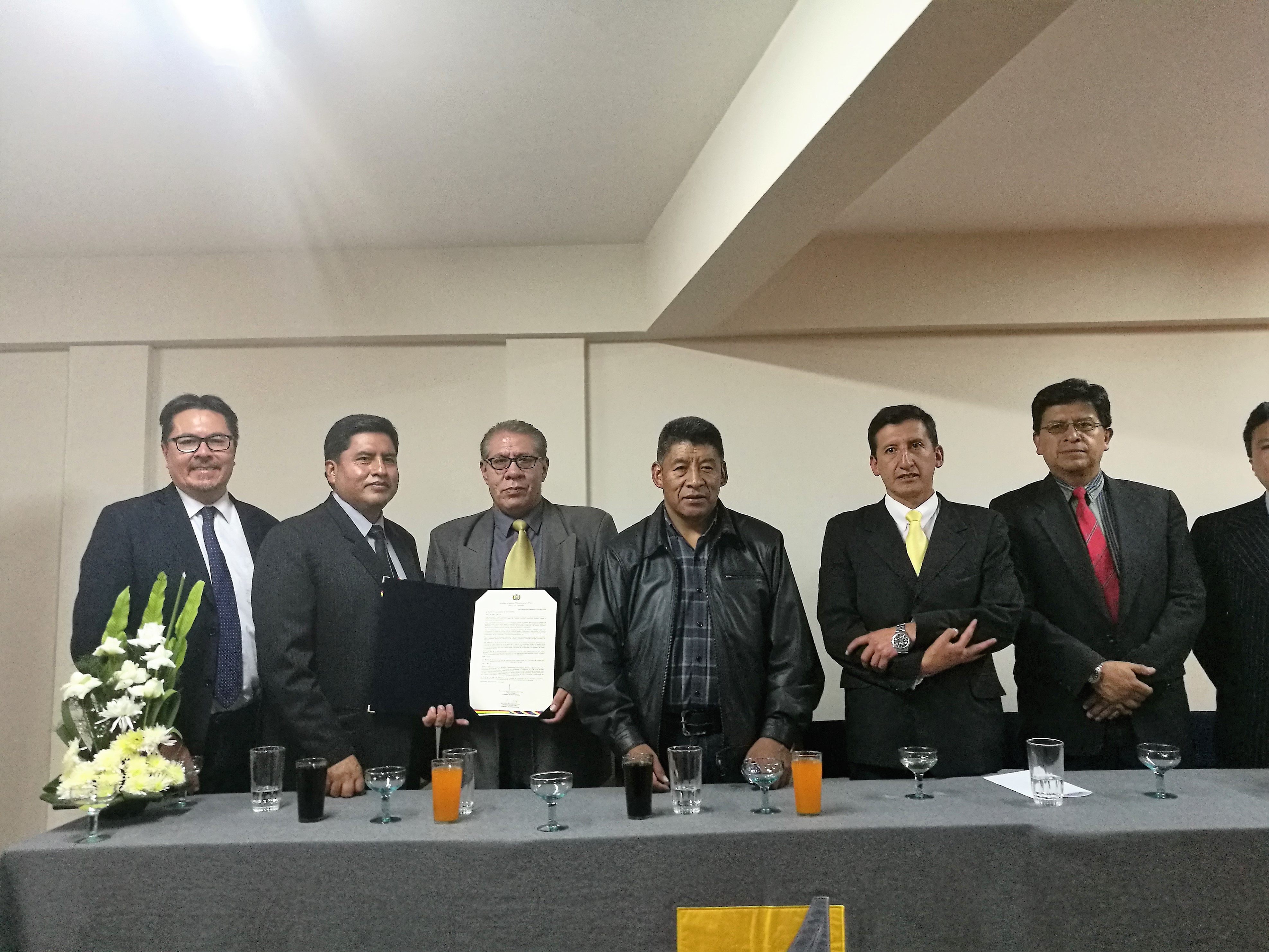 Entregan reconocimiento a la Universidad Tecnológica Boliviana por sus 24 años de aniversario