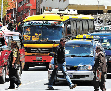 Rinden homenaje a Federación Departamental de Transporte “San Cristóbal” de Oruro y Asociación de Transporte Libre “Los Pinos” de La Paz