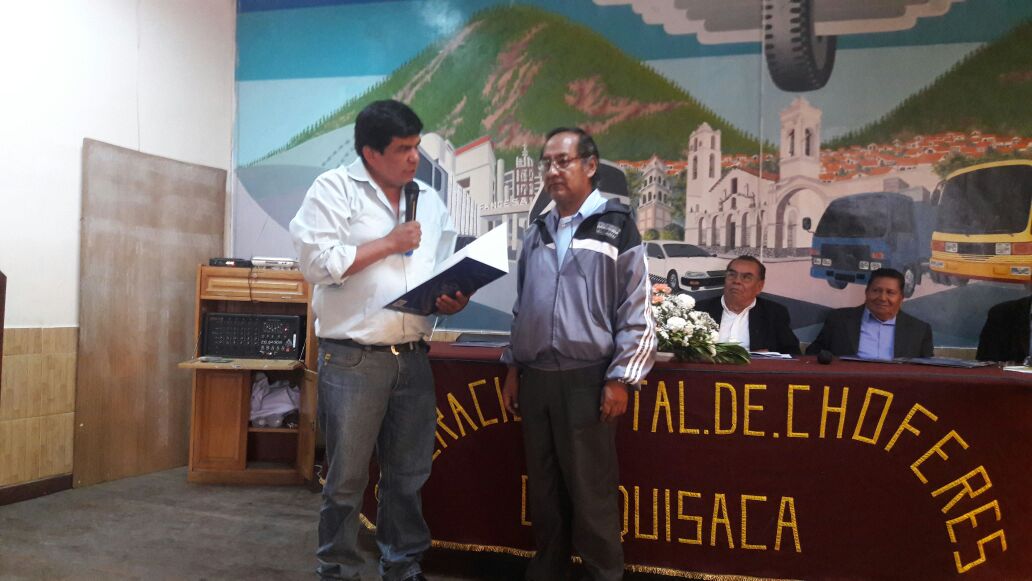 Senador Aguilar entrega reconocimientos a choferes y transportistas bolivianos en su día 