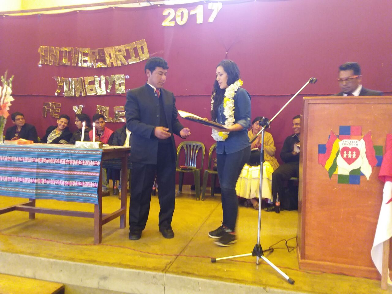 Senadora Salvatierra entrega Declaración Camaral a la Unidad Educativa “Yunguyo Fe y Alegría” de El Alto
