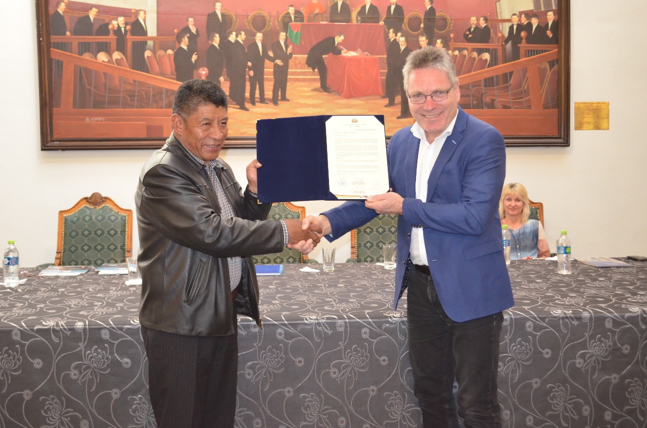 Montes entrega reconocimiento al alcalde de Halden del Reino de Noruega por su apoyo a la FSTMB en la preservación de su memoria histórica