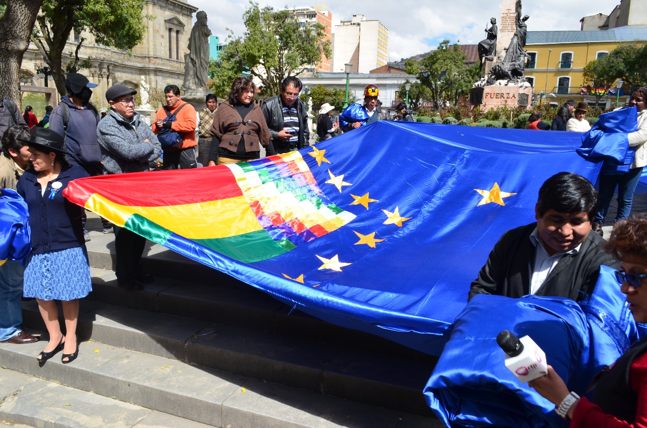 Los parlamentarios supraestatales del Estado Plurinacional de Bolivia, convocaron el viernes, a la unidad del país a tiempo de sumarse a “El Banderazo” por la reivindicación marítima y a la espera del desarrollo de los alegatos orales de la demanda bolivi