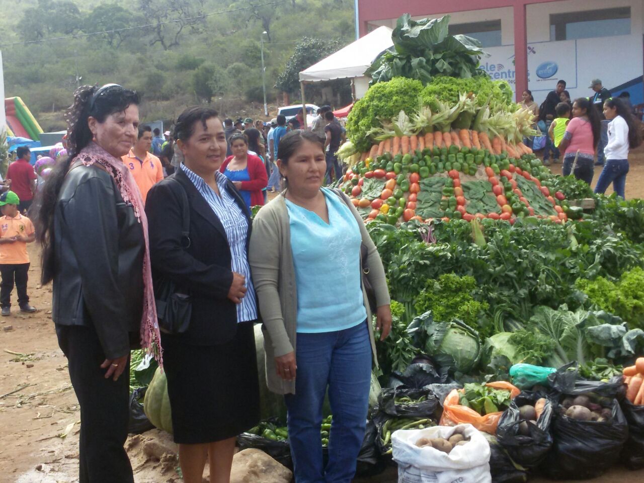 Senadora Felipa Merino incentiva Feria de Hortalizas en municipio de Pampa Grande 
