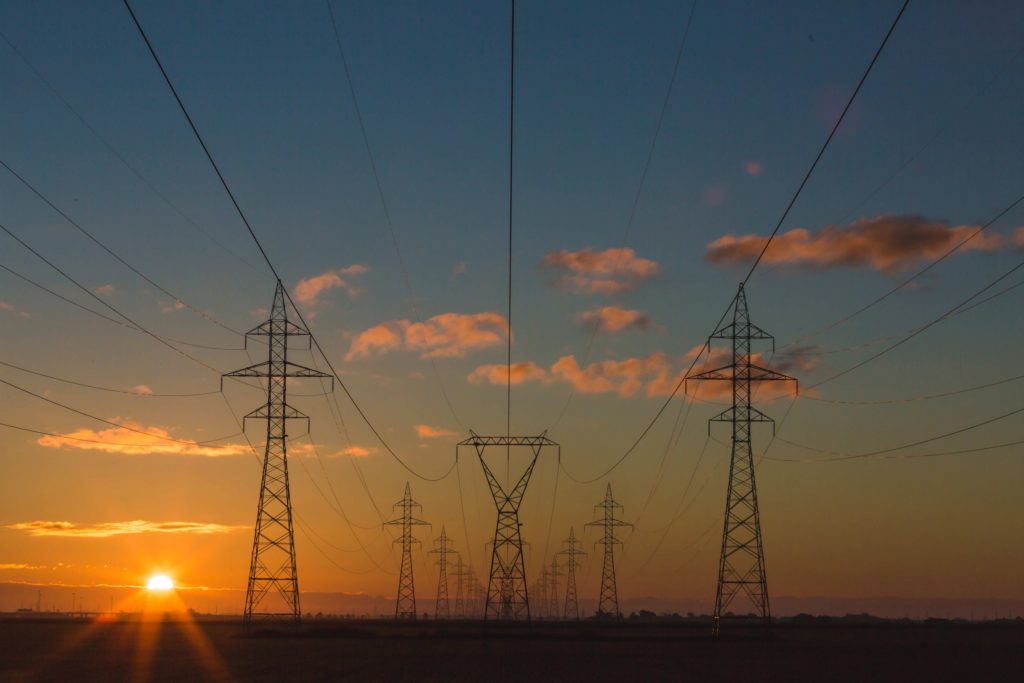 Gobierno busca financiar programas para el sector eléctrico