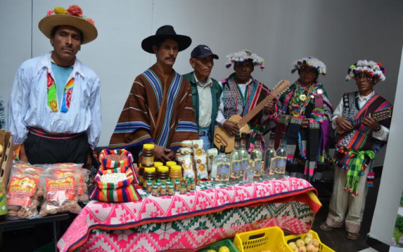 Productores de los Cintis realizan Feria Turística y Productiva en La Paz
