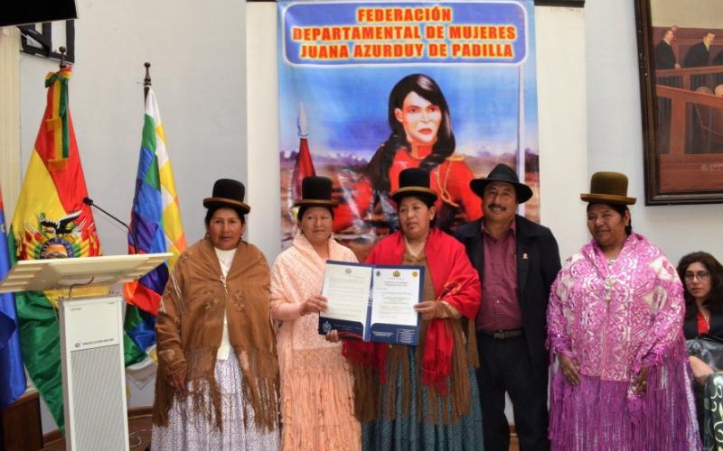 Brigada Parlamentaria de La Paz entrega reconocimiento a Organización de Mujeres “Juana Azurduy de Padilla”