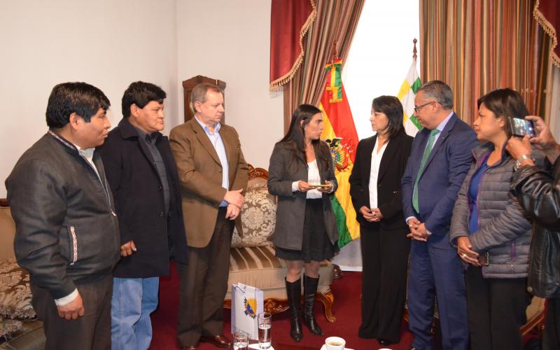 Parlamento Andino entrega $us 5 mil para apoyo a los damnificados por los desastres naturales en todo el país