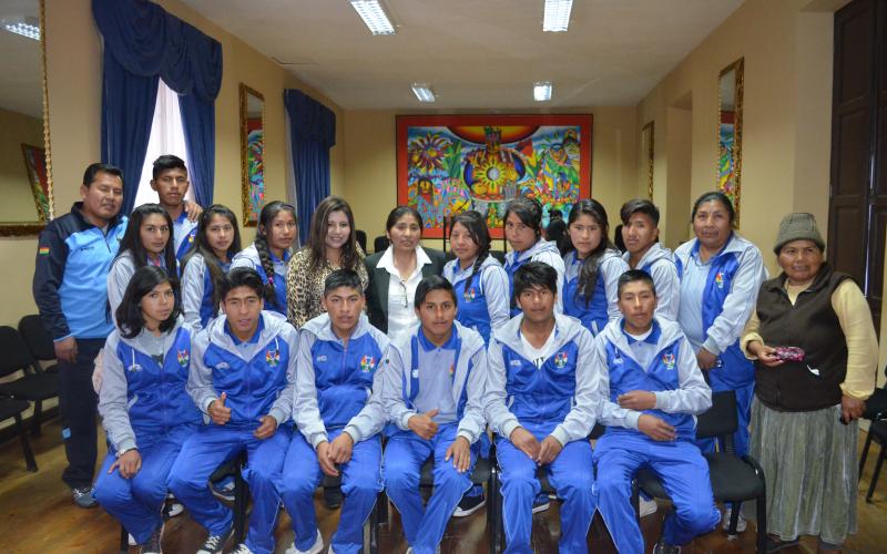 Cámara de Senadores recibe visita de la Unidad Educativa "Paria" de Oruro