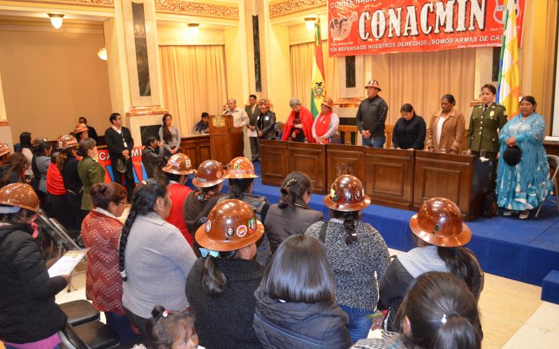 Asambleístas entregan reconocimientos a representantes de organizaciones de mujeres por el “Día de la Mujer Boliviana” 