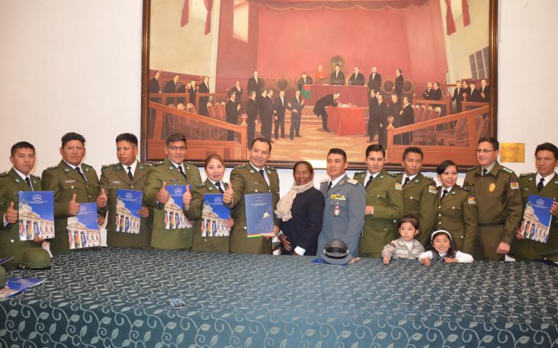 Senado entrega reconocimiento a la Unidad Escolta de Carabineros de la Policía Boliviana