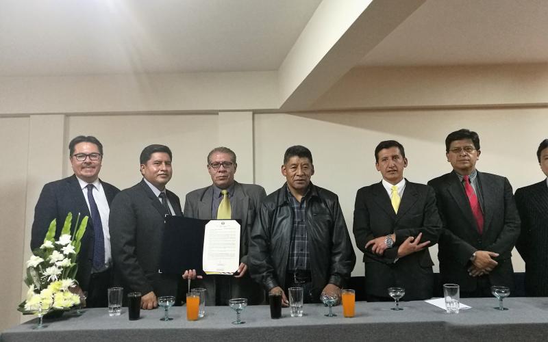 Entregan reconocimiento a la Universidad Tecnológica Boliviana por sus 24 años de aniversario