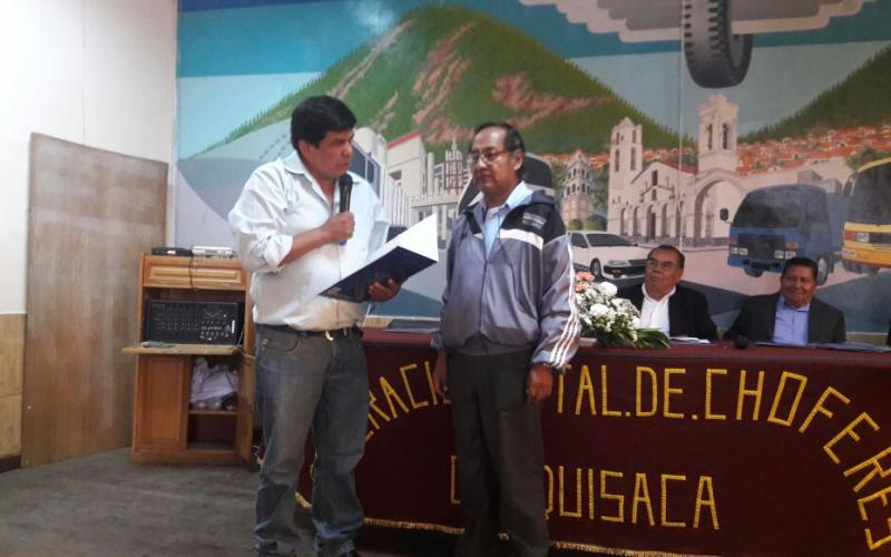 Senador Aguilar entrega reconocimientos a choferes y transportistas bolivianos en su día 