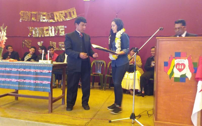 Senadora Salvatierra entrega Declaración Camaral a la Unidad Educativa “Yunguyo Fe y Alegría” de El Alto