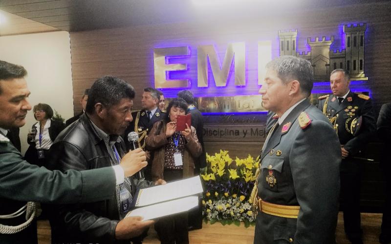 Senador Montes entrega Declaración Camaral a la Escuela Militar de Ingeniería por su 67 aniversario de creación
