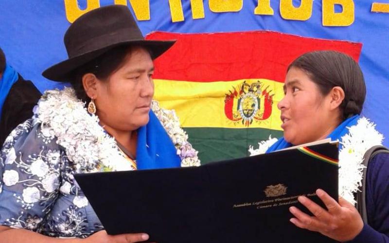 Entregan Declaración Camaral a la Confederación de Mujeres Indígenas “Bartolina Sisa”