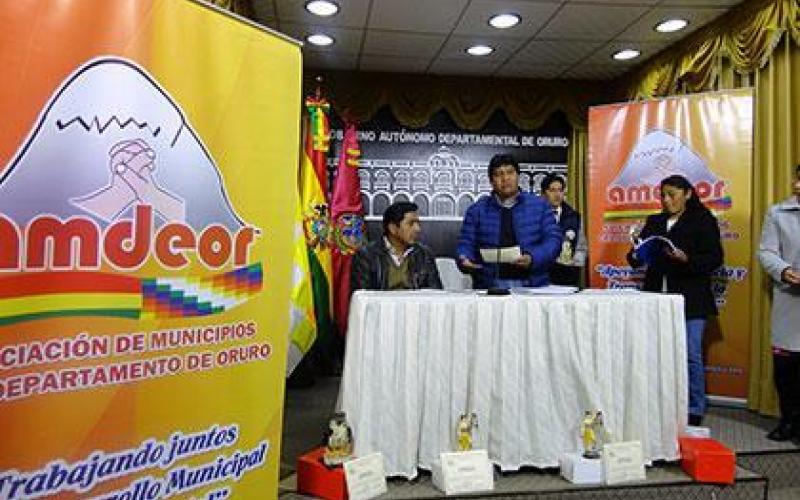 Reconocen a la Asociación de Municipios del departamento de Oruro por sus 17 años de vida