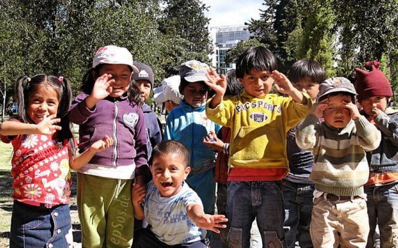 Senadores rinden homenaje a la niñez al recordarse el Día del Niño Boliviano