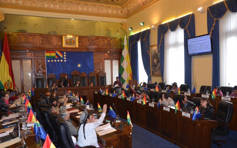 Unidad Educativa “República de Bolivia” celebra 50 años de trayectoria y el Senado le rinde homenaje